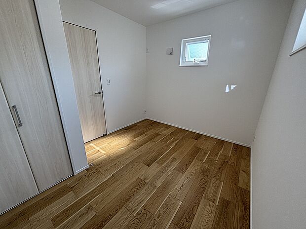 【洋室2】洋室2は東と南の2面採光。明るい光が入ってきます。