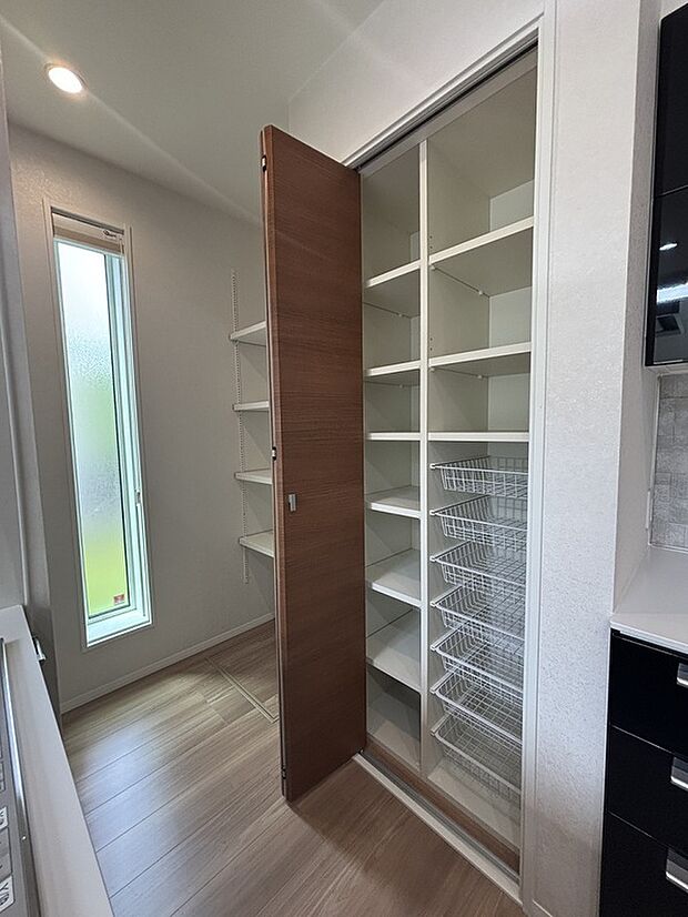 【パントリー】可動棚収納が左右に2か所と扉付き収納1か所で、たっぷりのストックも、家電も隠して収納できます。