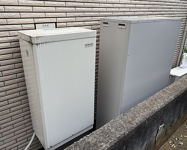 【蓄電池&エコキュート】一般的な家庭用の約2倍、8.75kwの容量がある太陽光パネルで発電した電気を蓄電池にためて、夜間も利用できます。災害時にも電気が使える心強い味方です。