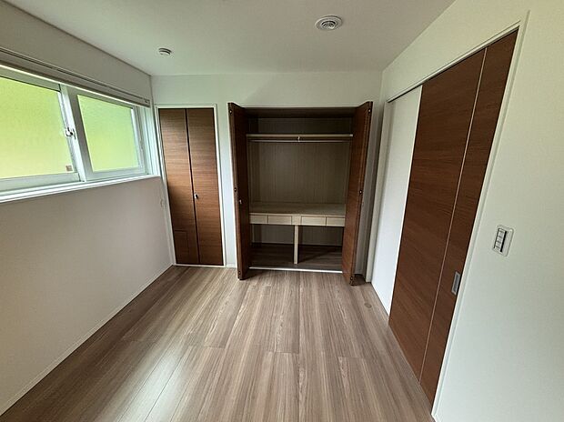 【洋室1】4.5帖の洋室+収納 パイプハンガーと引き出しがある使いやすい収納です。