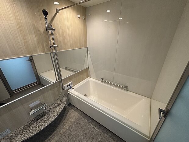 【浴室】ゆったり1.25坪のバスルーム。1日の疲れを癒せる心地よい空間。