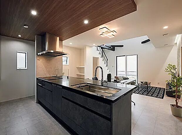 【人気メーカーから自由に選べる!充実の住宅設備】和光地所の標準設備は各メーカーの標準~ハイランク品が選べるため、予算を気にすることなく設備を選ぶことができます。キッチン、洗面化粧台などはもちろん、屋根材、外壁材、内装材、玄関ドア、室内建具、床材などの実物をショールームで見て触れてご検討いただけます。お客様の思い描く、理想の暮らしに必要な住宅設備を豊富で高品位な標準仕様からじっくりとお選びください。LIXIL・タカラスタンダード・クリナップ・Panasonic・TOTO・トクラスなどの人気メーカー品をお選びいただけます。