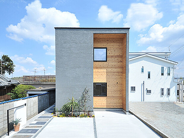 【プラン例】
駐車スペースもしっかり確保し、西側外壁の一部を凹ませることで、機能性とデザイン性を両立させ、他にはない家の顔となるファザードが完成しました。