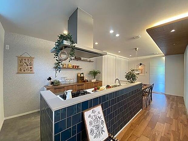 【プラン例】
リビングでひときわ目立つ存在のキッチン。タイルが空間のアクセントになっており、インダストリアルな印象を与えます。