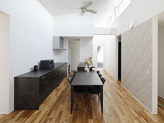 【プラン例】
オープンなキッチンにダイニングテーブルをつなげてすっきりとした印象に。キッチンも収納もテーブルも、シックなブラックでまとめた。