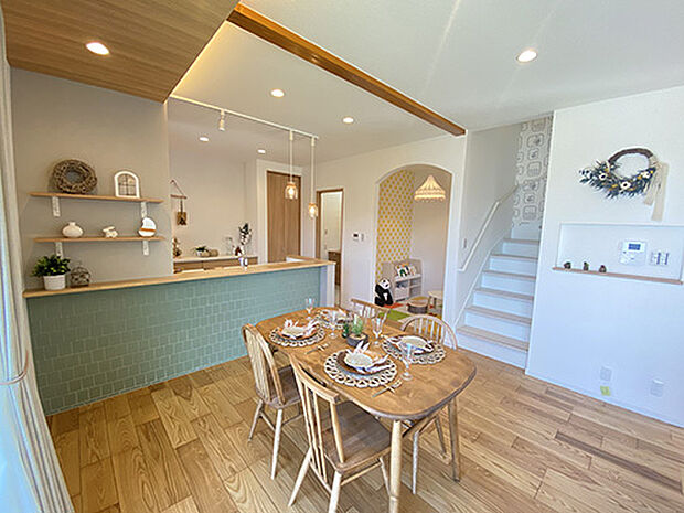 【プラン例】
一面だけ淡い色味のタイルを詰め込んだカウンターが目に入り柔らかい印象を与えてくれます。カウンターを明るい木調の板を採用し目立ちすぎないようこだわりました。