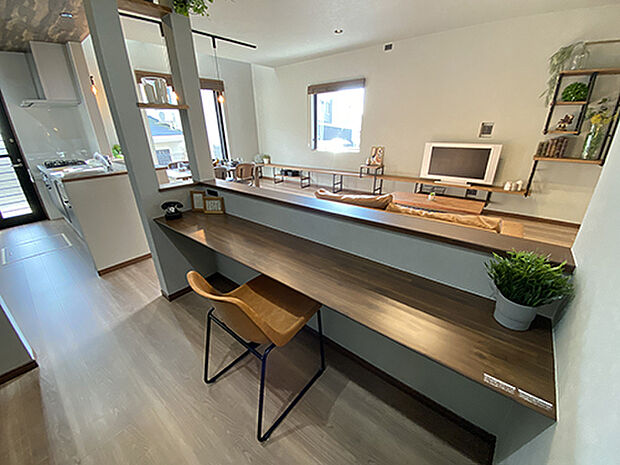 【プラン例】
ウォークインクローゼットの建具をなくすことで、密かに奥の花柄クロスが姿を見せインテリアの１つになります。弊社インテリアコーディネーターのアイデアです。