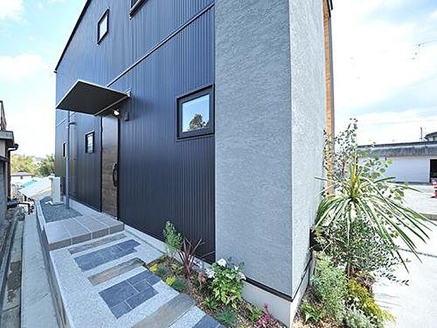 【プラン例】
玄関までのアプローチを作りこんで奥へと導く、まるでお店のような高級感のあるオシャレな家になるのが特徴。道路から玄関の中が見えないのも魅力的です。