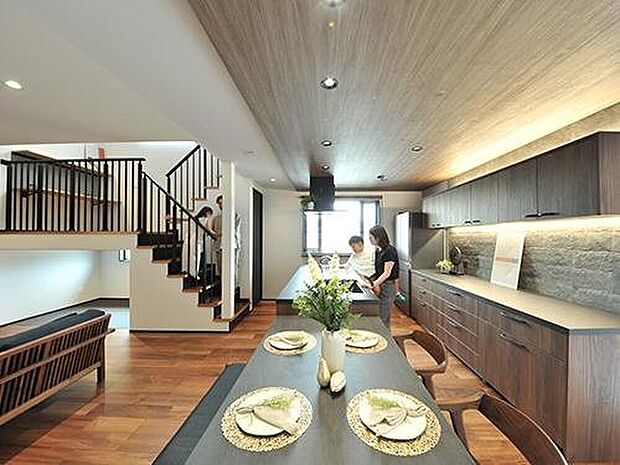 【プラン例】
キッチンに立つママと、リビングで遊ぶお子様、スキップフロアでお仕事するパパ。家族をつなぐスキップフロアが大活躍。