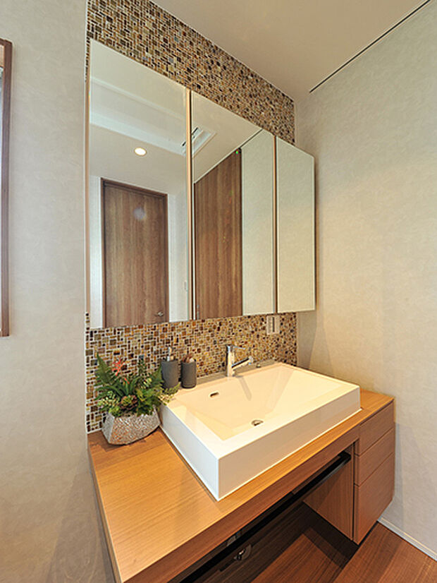 【【プラン例】】毎日使う洗面だからこそ、おしゃれなデザインにこだわりました。鏡の後ろは収納になったりと、デザイン性だけでなく最適にお使い頂けます。