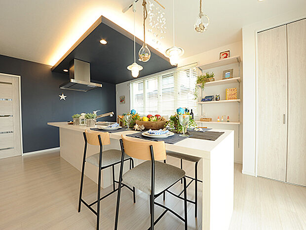 【【プラン例】】照明や家具、クロスなどにこだわったカルフォルニアデザインに仕上がった一邸。お子様から目を離さずにお料理が楽しめるアイランドキッチンは、ママから大人気。