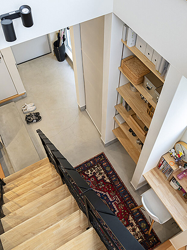 【【プラン例】】玄関では、奥へと連続する土間に沿ってダイニングまで伸びる視線と。吹き抜けで上へと伸びる視線とで、実際以上の広がりを感じられる。