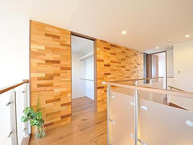 【【プラン例】】立体感のある木調のアクセントウォールでお洒落に演出。数多くの壁紙からお気に入りをお選び頂けます。ファミリークローゼットは家族みんなで共有できる大切な空間。