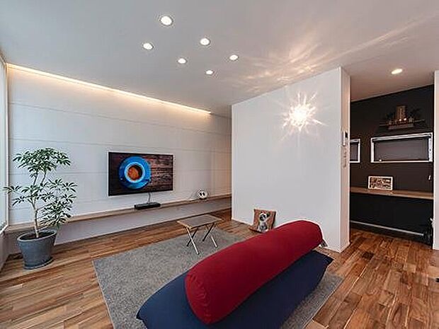 【【プラン例】】構造的に必要な壁は、本棚を造作。お仕事するスペースなど多目的に使える空間ですが、扉がないのでリビングにいるお子様とも会話がはずみます。