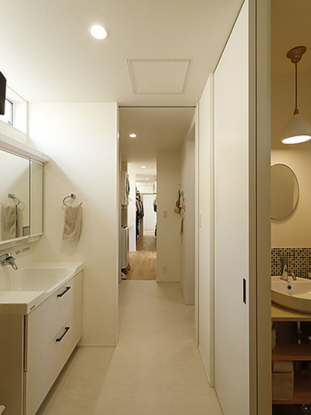 【【プラン例】】洗面・脱衣室からパントリー、家事室、WIC、和室を一直線に配置した。家事をしながら、和室で遊ぶお子様を見守ることができる安心の動線。