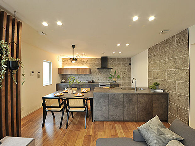 【【プラン例】】小窓を設けることで、天気や光によって表情を変える大人気のキッチン。モダンで都会的な雰囲気を漂わせるグラフテクトのデュエを採用しました。