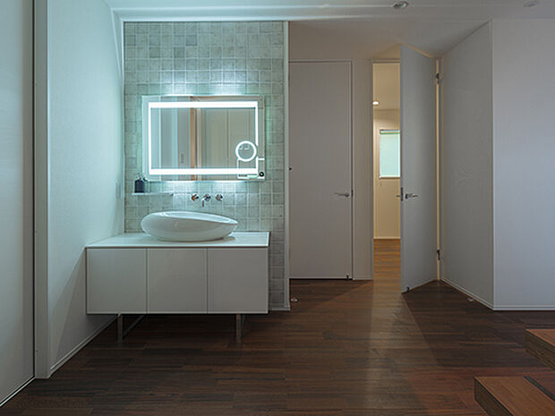 【【プラン例】】ガレージをご主人だけのスペースとして生活空間から切り離すのではなく、玄関からのアクセスを確保したりと、暮らしに溶け込ませるよう計画。