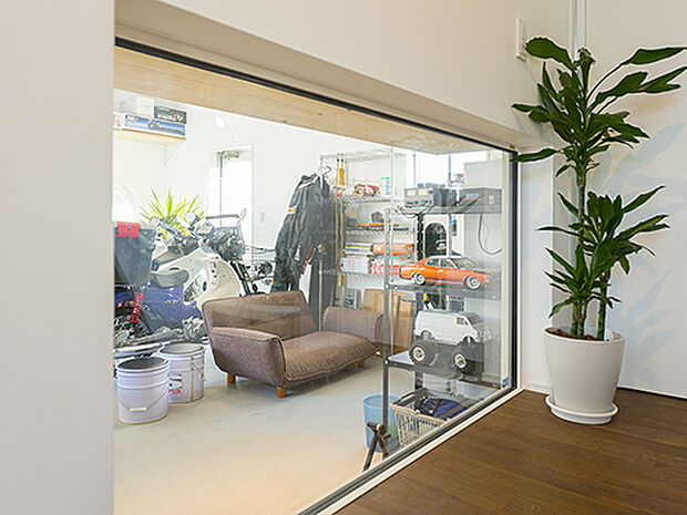 【【プラン例】】ガレージをご主人だけのスペースとして生活空間から切り離すのではなく、玄関からのアクセスを確保したりと、暮らしに溶け込ませるよう計画。