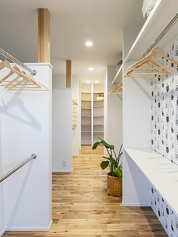 【【プラン例】】家族全員の洋服がしまえるファミリークローゼット。洗濯後、ハンガーに干した衣類をそのまま掛けられるので、畳む手間を減らせる。