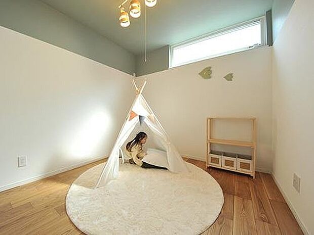 【【プラン例】】各洋室は一面をアクセントクロスにしがちの洋室ですが、窓に沿って上部だけ色味のあるクロスを採用したことでワンランク上の空間に仕上がっています。 