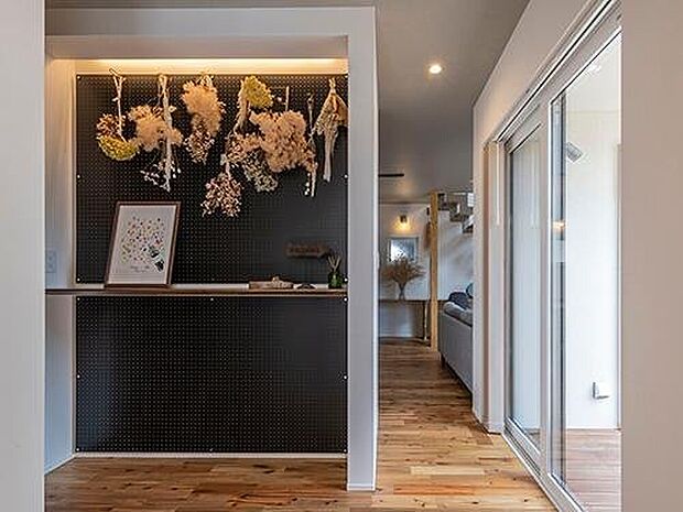 【【プラン例】】生活感を巧みに隠した「人を招きたくなる」家。リビングの大型収納の裏側には有孔ボードと照明を配し写真やドライフラワーなどを飾るディスプレイコーナーに。