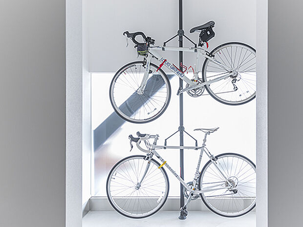 【【プラン例】】すっきりとした空間構成ながら、随時に個性が表現されている一邸。その一つが玄関ホールの２台のロードバイク。