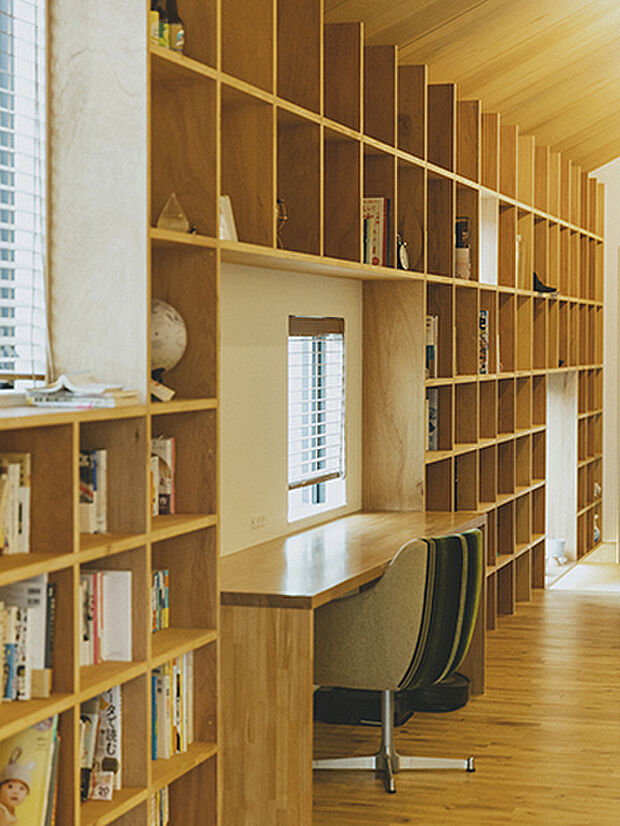 【【プラン例】】本がすべて収まるように壁一面を造作書棚にした私設図書館。床には無垢のオークが張りめぐらされ、ぬくもりと木目の美しさが印象的。