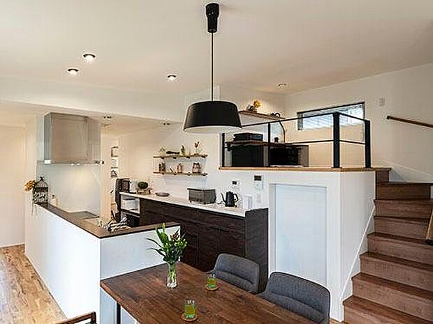 【【プラン例】】キッチンのそばに設けたロフトの書斎。書斎をロフト化することで、LDKとつなげつつも適度な距離感を保つこともでき、こもり感を得られます。