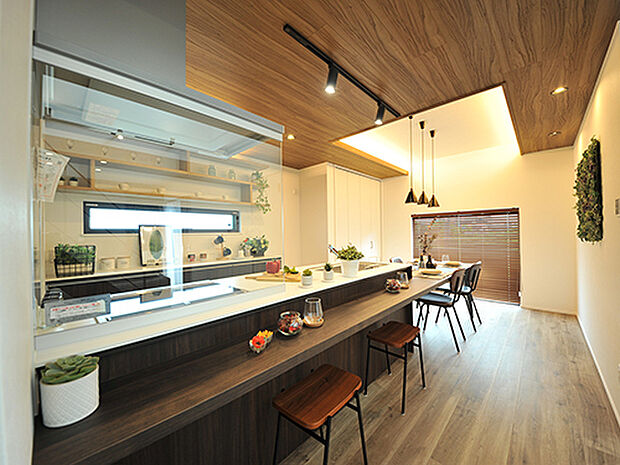【【プラン例】】ママの居場所でもあるキッチンの前には、多目的に使用できる造作カウンターを設置。お子様が各お部屋に籠らないよう家族が自然に集まるダイニングにしました。