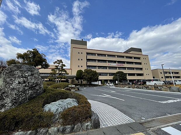 下松市役所まで90m 徒歩2分。【開庁時間】平日(祝日、12月29日~1月3日を除く)8:30~17:15。各種証明書発行やパスポートの申請など、暮らしに関わる様々な手続きができます。