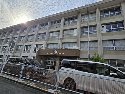 横須賀市立鷹取中学校 550m