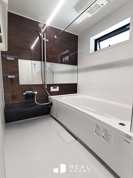 『C号棟バスルーム』
窓付きで明るい浴室換気乾燥機付きバスルームで一日の疲れを癒す快適な空間を。