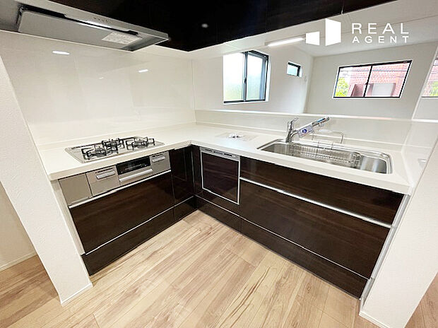 『B号棟キッチン』
機能性とデザイン性を兼ね備えたキッチンで気分よく家事に取り組めます。