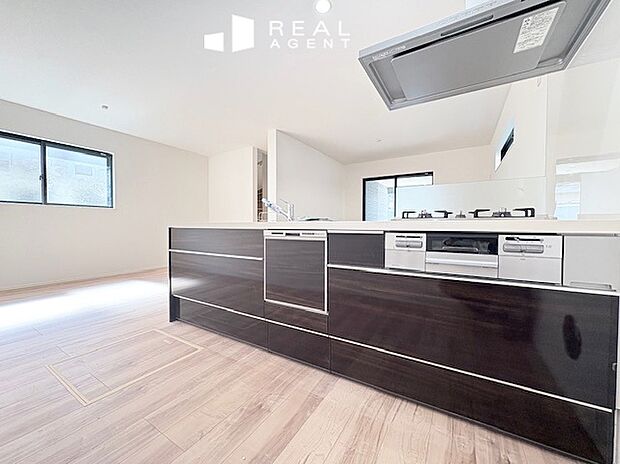 『B号棟キッチン』
機能性とデザイン性を兼ね備えたキッチンで気分よく家事に取り組めます。