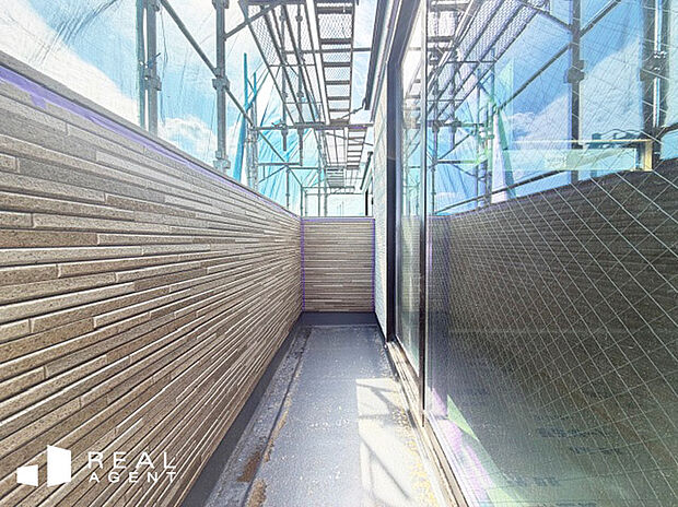 南側にバルコニーがあり、陽当り良好。たっぷり陽光が降り注ぎます。