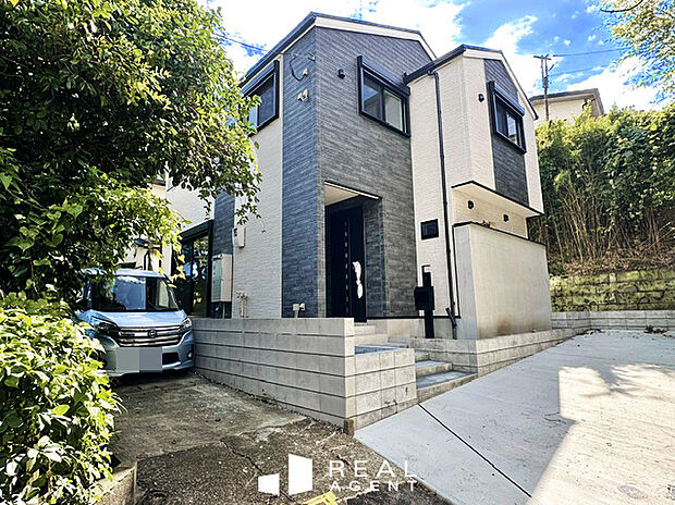 『現地撮影』
第一種低層住居専用地域で穏やかな住環境。閑静な住環境でありながら駅にも近く、コンビニも徒歩約6分なので生活利便性も◎日当たりの良さにも注目してください!