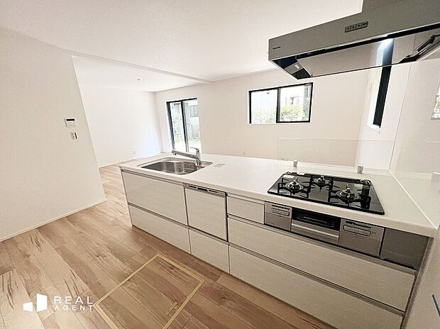 【キッチン】充実の設備仕様のシステムキッチン！ホワイトを基調としたさわやかなデザイン！