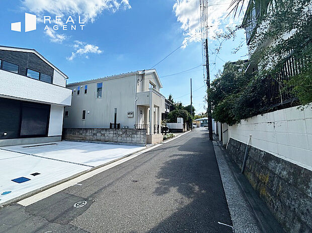 【現地前面道路】弘明寺駅までバス便で約9分。低層住居地域のため穏やかな時間が流れる閑静な住環境。