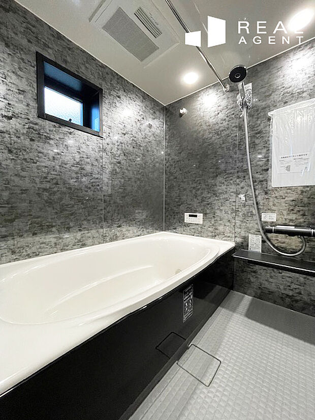 【浴室】毎日の疲れをリフレッシュしてくれる、憩いの場。落ち着いた色味で一息ついて、ゆっくりとお過ごしいただけます。