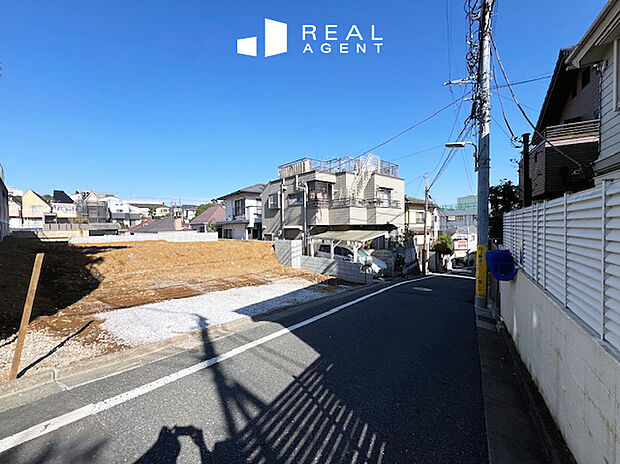 【現地・前面道路】不動産をご購入する上で道路付けはとても重要です。
方位も大切ですが、建築基準法上のどの様な道路なのか、
しっかりとご説明をさせて頂きます。