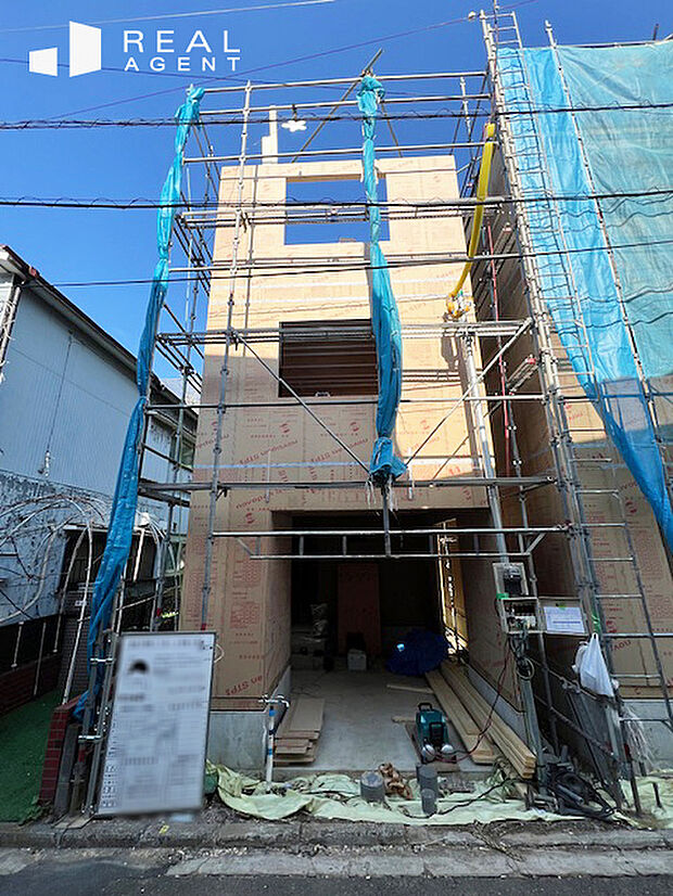 【現地外観写真】南側道路のため陽当たりも良好で太陽の光が射しこむ快適な住空間。