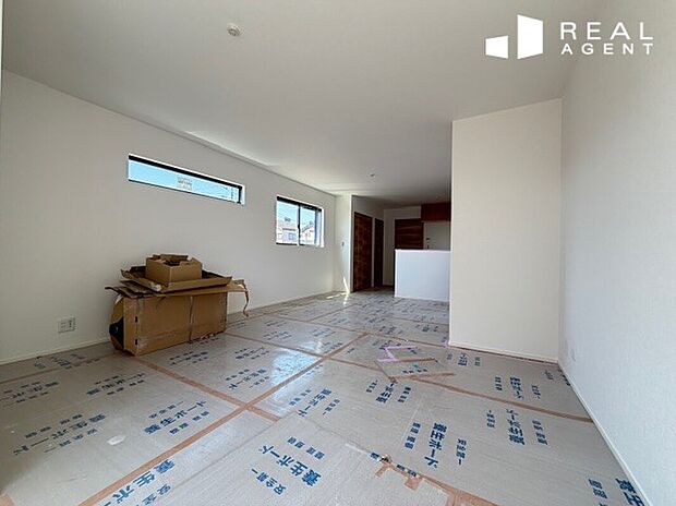 【リビング】LDK約19.1帖のゆったり家族でくつろげる広々としたリビング。ナチュラルカラーのフローリングが目に優しい憩いの空間です。