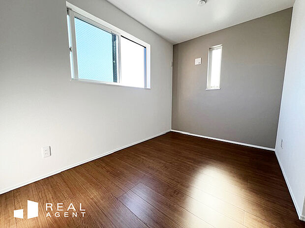 【B号棟洋室】2面採光で陽当り良好な1室。