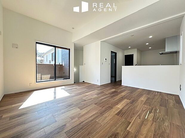 【B号棟リビング】落ち着きながらもオシャレな雰囲気に。シンプルな設計で、家具の映える空間。