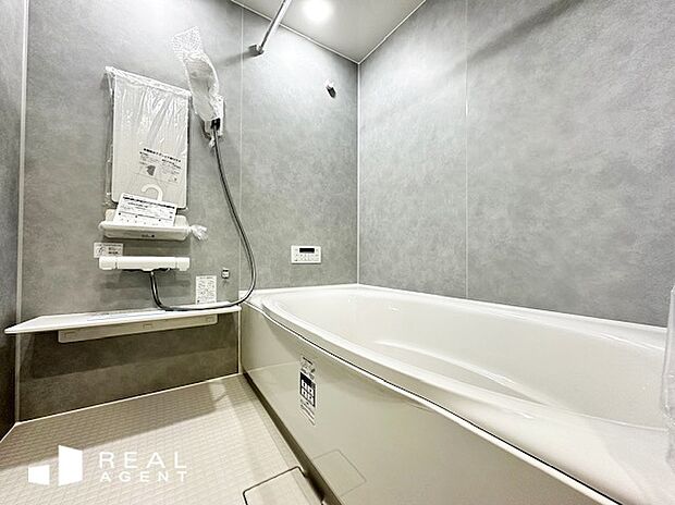 【A号棟浴室】毎日の疲れをリフレッシュしてくれる、憩いの場。落ち着いた色味で一息ついて、ゆっくりとお過ごしいただけます。