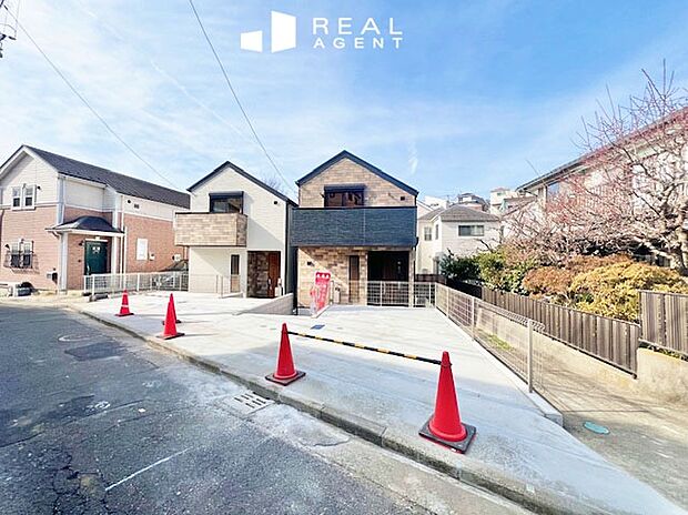 【現地外観写真】低層住居地域のため穏やかな時間が流れる閑静な住環境。