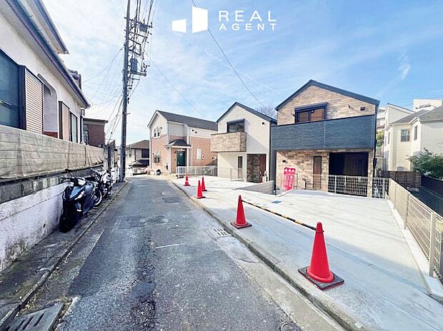 【現地前面道路】お車でのアプローチもご案内させて頂きます。お車と徒歩のアプローチをご一緒しますので、なんなりとご質問下さい。