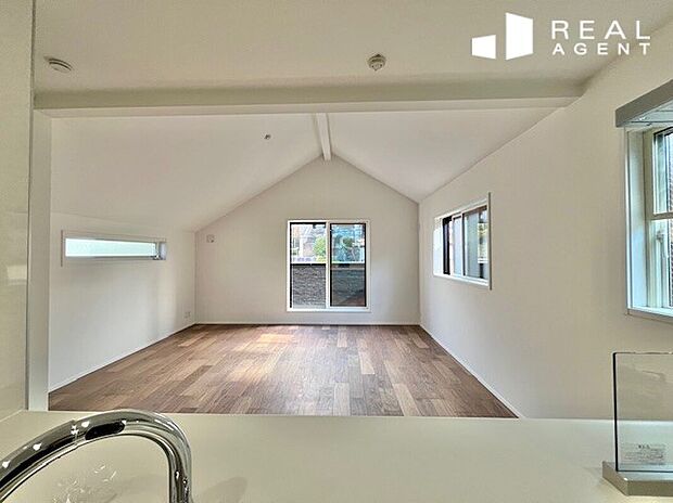 【B号棟リビングルーム】B号棟はLDK約18帖。勾配天井のリビングで開放感に恵まれます。