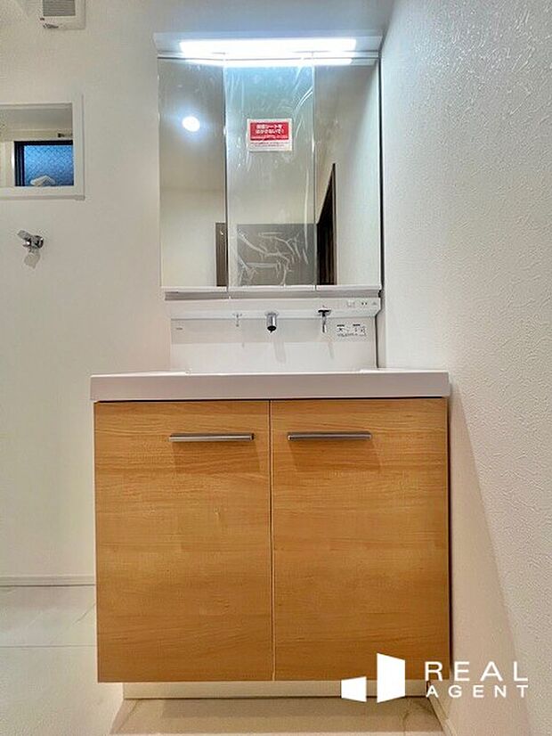 【A号棟洗面化粧台】LED電気でパッと明るく。清潔感に溢れる空間です。細かな収納があり、使い勝手◎