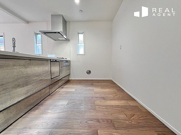 【B号棟キッチン】キッチンを壁付けにすることによって、リビングに空間を造りあげました。